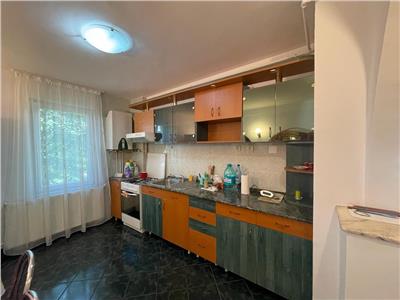 Inchiriez apartament cu 4 camere in cartierul Tudor mobilat si utilat
