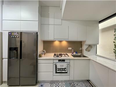 Vanzare apartament cu 4 camere, curte proprie, pe strada Papiu