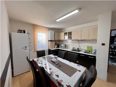 Vand apartament cu 3 camere complet mobilat si utilat, str Panduril
