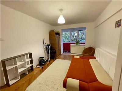 Apartament cu 2 camere de vanzare, decomandat, str. Liviu Rebreanu