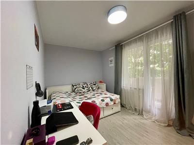 Inchiriez apartament cu 4 camere modern mobilat in 7 Noiembrie !
