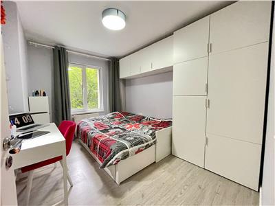 Inchiriez apartament cu 4 camere modern mobilat in 7 Noiembrie !