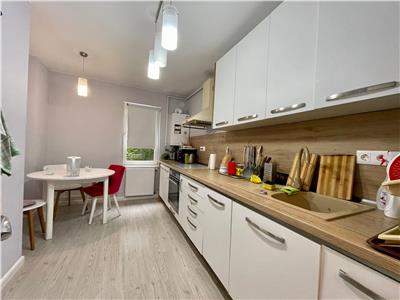Inchiriez apartament cu 4 camere modern mobilat in 7 Noiembrie !