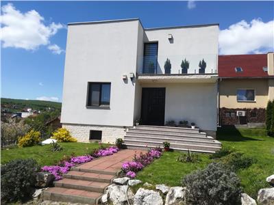 Casa cu 5 camere de inchiriat, teren 500 mp, in Corunca