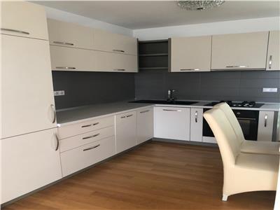 Casa cu 5 camere de inchiriat, teren 500 mp, in Corunca