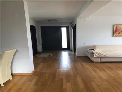Casa cu 5 camere de inchiriat, teren 500 mp, in Corunca