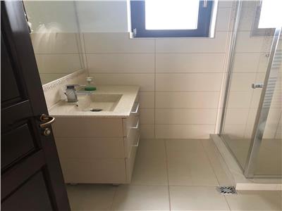 Casa cu 5 camere de inchiriat, teren 500 mp, in Corunca