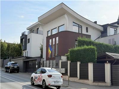 Vand apartament cu 4 camere in Vila, 2 bai, teren privat 114mp, str Papiul Ilarian