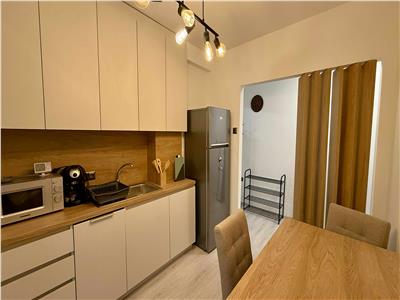 Inchiriez apartament cu 3 camere modern utilat si mobilat la 4-5 min de UMF