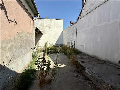 Vand casa cu 3 camere si 2 bai in zona centrala zona Casa de Pensii