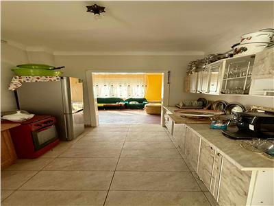 Vand casa cu 3 camere si 2 bai in zona centrala zona Casa de Pensii
