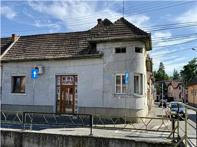 Vand casa cu 3 camere si 2 bai in zona centrala zona Casa de Pensii