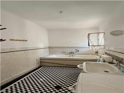 Vand casa cu 3 camere si 2 bai in zona centrala zona Casa de Pensii