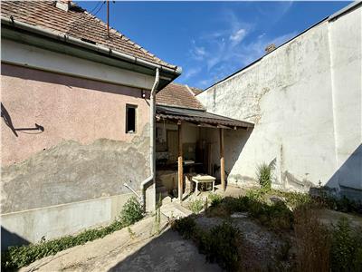 Vand casa cu 3 camere si 2 bai in zona centrala zona Casa de Pensii