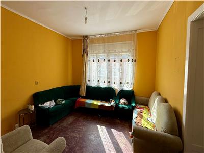 Vand casa cu 3 camere si 2 bai in zona centrala zona Casa de Pensii