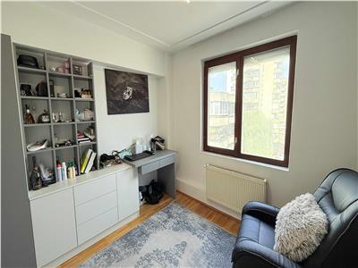 Vand apartament cu 4 camere, 2 bai, in Tudor suprafata utila 75mp