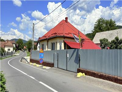 Vand casa cu 5 camere si teren 1040 mp in Toaca