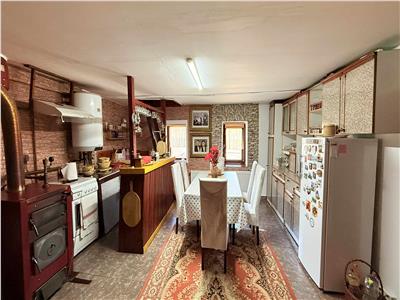 Vand casa cu 5 camere si teren 1040 mp in Toaca