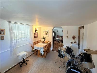 Vand casa cu 5 camere si teren 1040 mp in Toaca