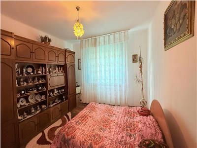 Vand casa cu 5 camere si teren 1040 mp in Toaca