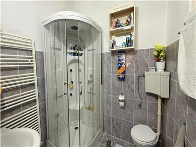 Vand casa cu 5 camere si teren 1040 mp in Toaca