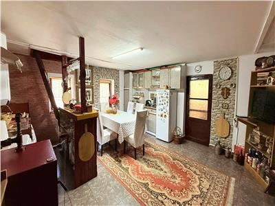 Vand casa cu 5 camere si teren 1040 mp in Toaca