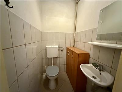 Casa cu 4 camere de inchiriat, zona Semicentral