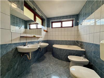 Casa cu 4 camere de inchiriat, zona Semicentral