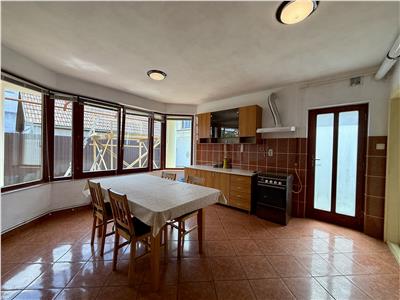 Casa cu 4 camere de inchiriat, zona Semicentral