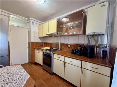 Apartament cu 3 camere de vanzare, parter inalt, in 7 Noiembrie