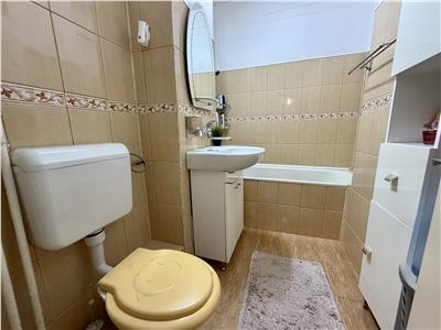 Apartament cu 3 camere de vanzare, parter inalt, in 7 Noiembrie