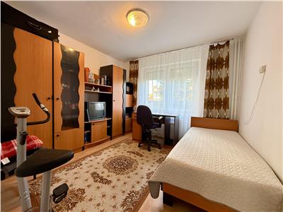 Apartament cu 3 camere de vanzare, parter inalt, in 7 Noiembrie