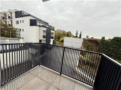 Apartament cu 3 camere, bloc nou, parcare subterana, str. Revolutiei.