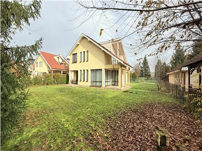 Inchiriez casa cu 3 dormitoare, garaj, panouri in Livezeni