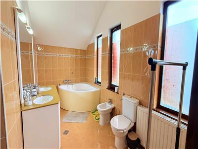 Inchiriez casa cu 3 dormitoare, garaj, panouri in Livezeni