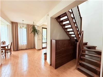 Inchiriez casa cu 3 dormitoare, garaj, panouri in Livezeni