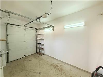 Inchiriez casa cu 3 dormitoare, garaj, panouri in Livezeni