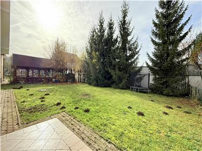 Inchiriez casa cu 3 dormitoare, garaj, panouri in Livezeni