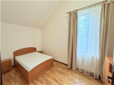 Inchiriez casa cu 3 dormitoare, garaj, panouri in Livezeni