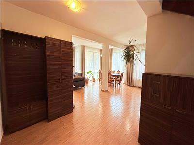 Inchiriez casa cu 3 dormitoare, garaj, panouri in Livezeni