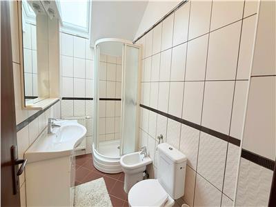 Inchiriez casa cu 3 dormitoare, garaj, panouri in Livezeni