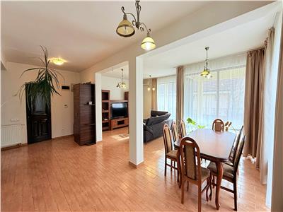 Inchiriez casa cu 3 dormitoare, garaj, panouri in Livezeni