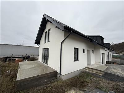 Casa cu 4 camere de vanzare de 130 mp utili, si teren 350 mp, str. Voinicenilor